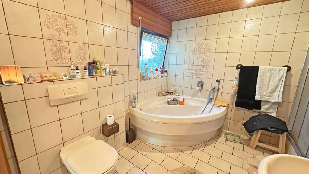 Volksbank Immobilien Niederrhein GmbH - Immobilienangebot - Hünxe - Alle - Familienidylle in Hünxe:  Großzügiges Zweifamilienhaus in ruhiger Wohnlage!