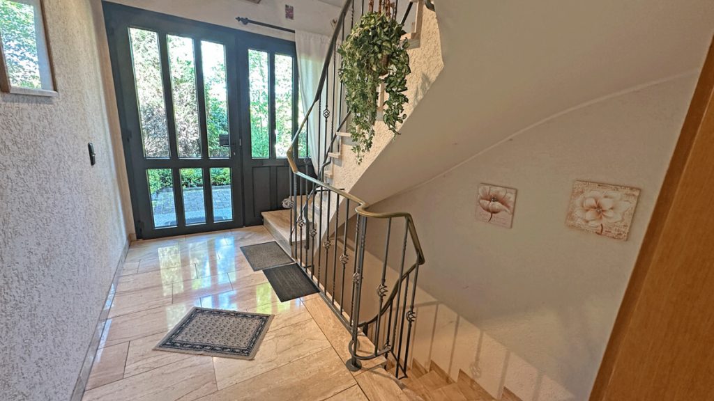 Volksbank Immobilien Niederrhein GmbH - Immobilienangebot - Hünxe - Alle - Familienidylle in Hünxe:  Großzügiges Zweifamilienhaus in ruhiger Wohnlage!