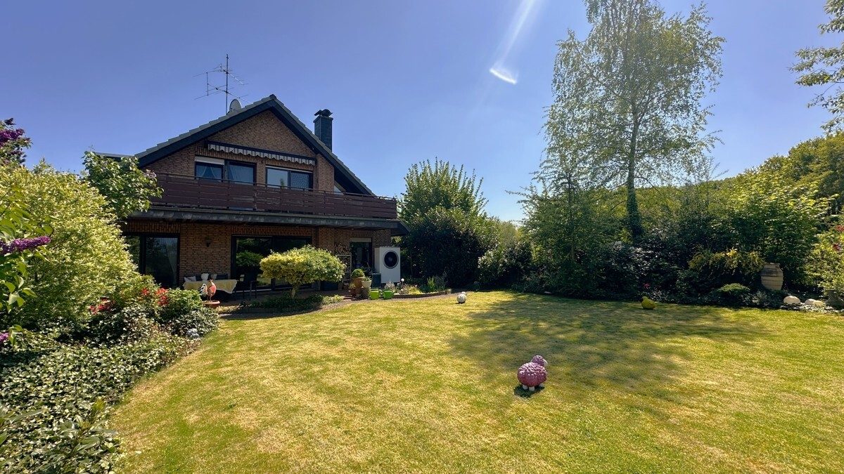 Volksbank Immobilien Niederrhein GmbH - Immobilienangebot - Hünxe - Alle - Familienidylle in Hünxe:  Großzügiges Zweifamilienhaus in ruhiger Wohnlage!