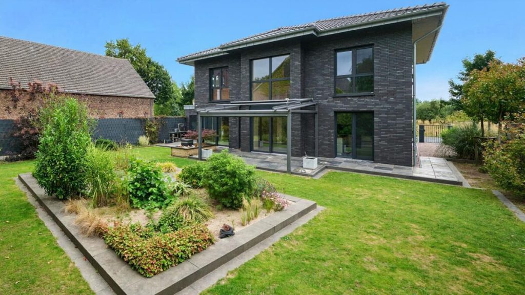 Volksbank Immobilien Niederrhein GmbH - Immobilienangebot - Xanten - Alle - Junge Stadtvilla mit Luxusausstattung: Wohnen zwischen Nord- und Südsee in Xanten-Wardt!