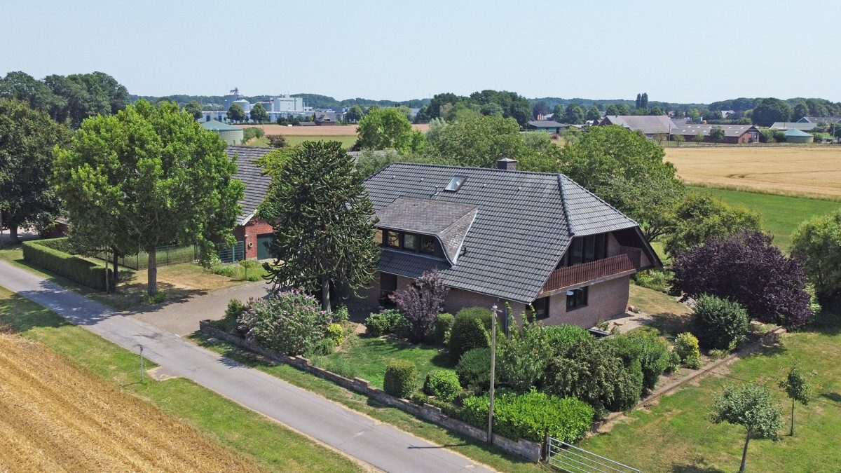 Volksbank Immobilien Niederrhein GmbH - Immobilienangebot - Hamminkeln - Alle - Landleben mit Potenzial: Einfamilienhaus mit historischem Bauernhaus und Stallungen in Dingden.