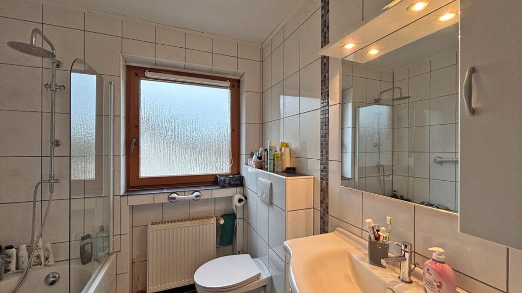 Volksbank Immobilien Niederrhein GmbH - Immobilienangebot - Voerde - Alle - Gepflegtes Zweifamilienhaus in Voerde-Spellen mit großem Grundstück!