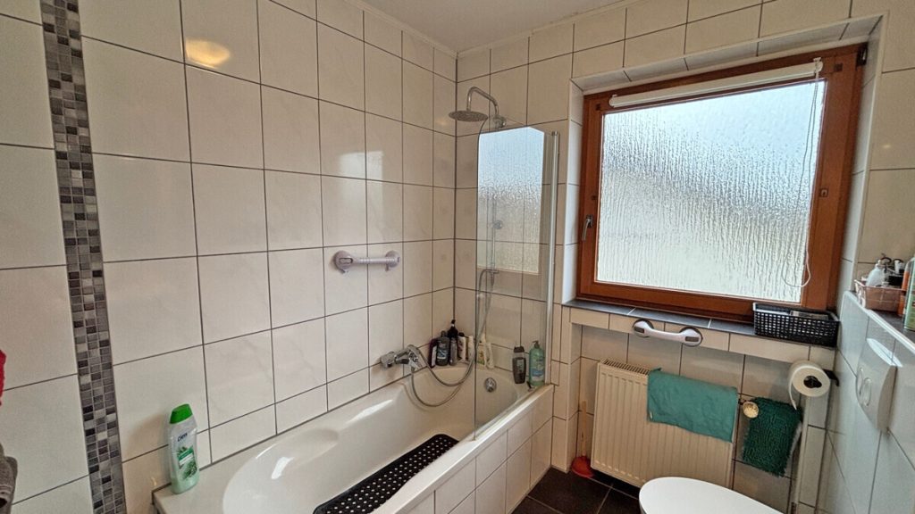 Volksbank Immobilien Niederrhein GmbH - Immobilienangebot - Voerde - Alle - Gepflegtes Zweifamilienhaus in Voerde-Spellen mit großem Grundstück!