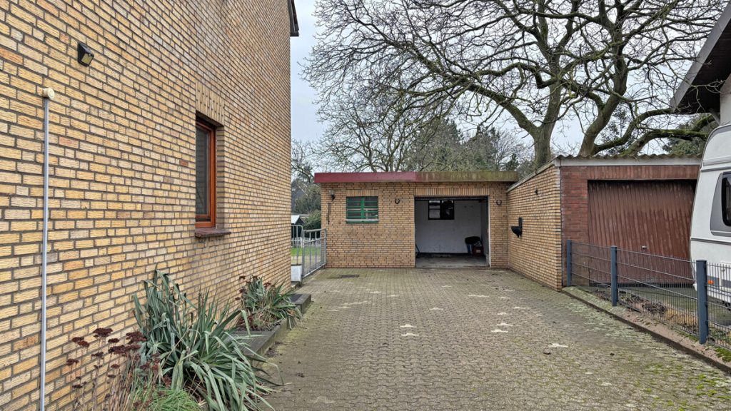 Volksbank Immobilien Niederrhein GmbH - Immobilienangebot - Voerde - Alle - Gepflegtes Zweifamilienhaus in Voerde-Spellen mit großem Grundstück!