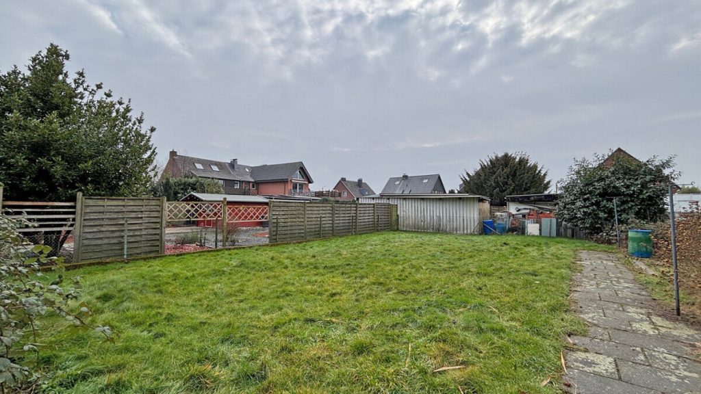 Volksbank Immobilien Niederrhein GmbH - Immobilienangebot - Voerde - Alle - Gepflegtes Zweifamilienhaus in Voerde-Spellen mit großem Grundstück!