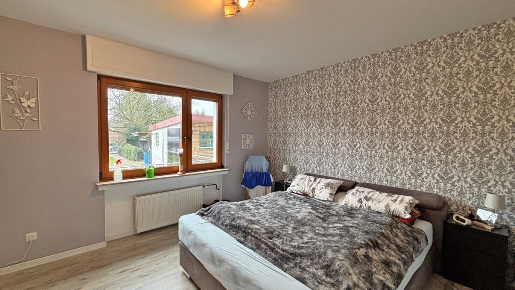 Volksbank Immobilien Niederrhein GmbH - Immobilienangebot - Voerde - Alle - Gepflegtes Zweifamilienhaus in Voerde-Spellen mit großem Grundstück!