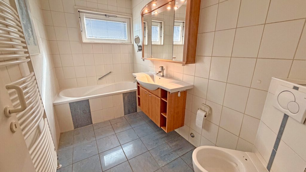 Volksbank Immobilien Niederrhein GmbH - Immobilienangebot - Moers - Alle - Moers-Utfort: Einfamilienhaus mit großem Süd-West-Grundstück!