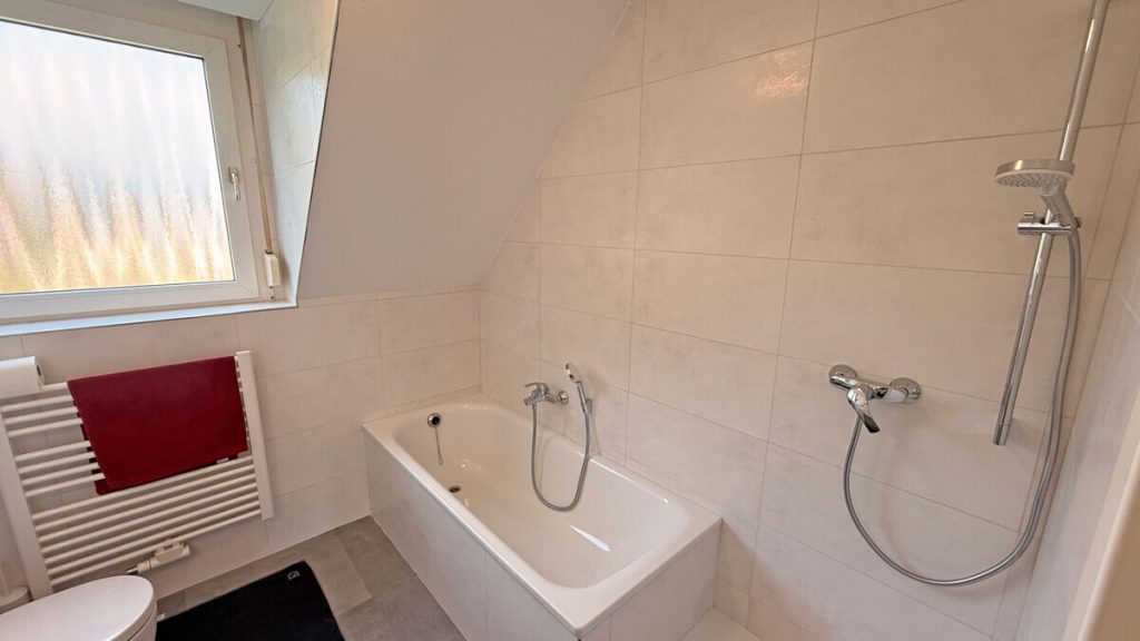 Volksbank Immobilien Niederrhein GmbH - Immobilienangebot - Dinslaken - Alle - Gepflegte Etagenwohnung mit Balkon und TG-Stellplatz in begehrter Lage von Dinslaken-Eppinghoven!