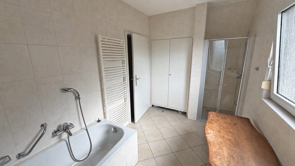 Volksbank Immobilien Niederrhein GmbH - Immobilienangebot - Moers - Alle - Wohnen mit viel Platz und Potenzial auf außergewöhnlichem Grundstück in Moers