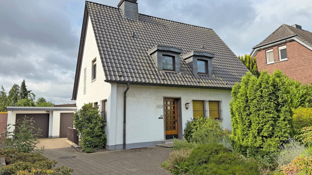 Volksbank Immobilien Niederrhein GmbH - Immobilienangebot - Moers - Alle - Wohnen mit viel Platz und Potenzial auf außergewöhnlichem Grundstück in Moers