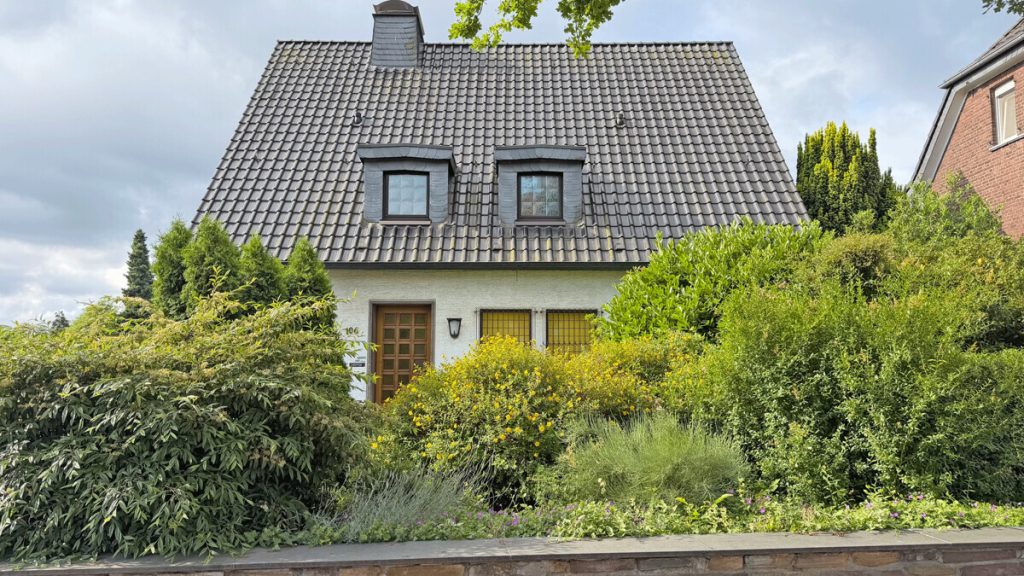 Volksbank Immobilien Niederrhein GmbH - Immobilienangebot - Moers - Alle - Wohnen mit viel Platz und Potenzial auf außergewöhnlichem Grundstück in Moers