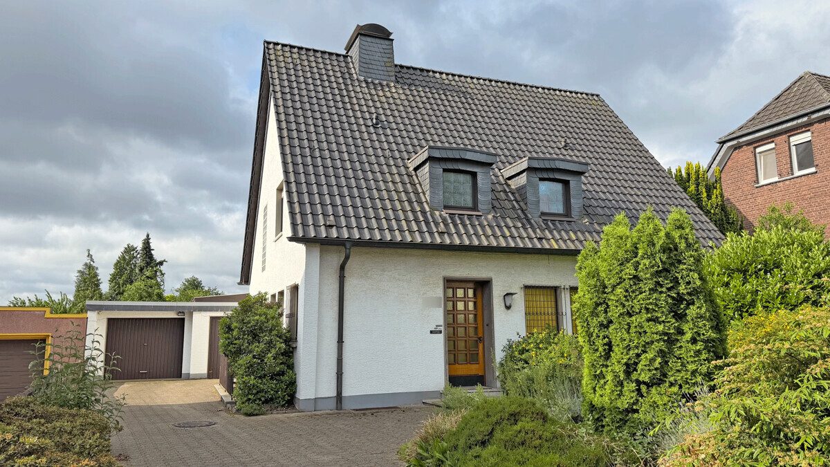 Volksbank Immobilien Niederrhein GmbH - Immobilienangebot - Moers - Alle - Wohnen mit viel Platz und Potenzial auf außergewöhnlichem Grundstück in Moers
