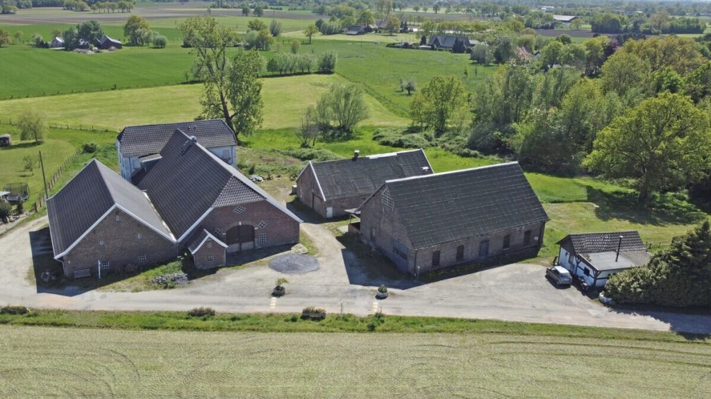 Volksbank Immobilien Niederrhein GmbH - Immobilienangebot - Hamminkeln - Alle - Historisches Gutshaus auf ehemaligem Freihof – außergewöhnliches Anwesen mit Weitblick über Brünen