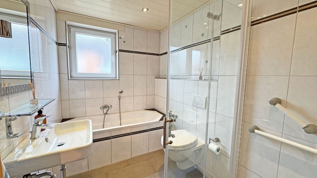 Volksbank Immobilien Niederrhein GmbH - Immobilienangebot - Voerde - Alle - Komfortable Erdgeschosswohnung mit Terrasse, Kamin und großem Gemeinschaftsgrundstück in Spellen!