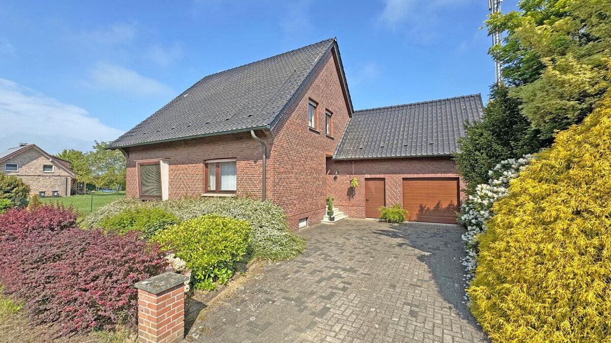 Volksbank Immobilien Niederrhein GmbH - Immobilienangebot - Voerde - Alle - Gepflegtes Einfamilienhaus mit großem Grundstück und möglicher Neubauperspektive in Voerde-Stockum!