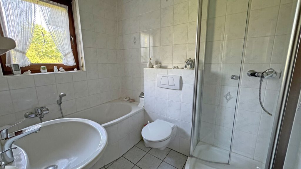 Volksbank Immobilien Niederrhein GmbH - Immobilienangebot - Voerde - Alle - Gepflegtes Einfamilienhaus mit großem Grundstück und möglicher Neubauperspektive in Voerde-Stockum!