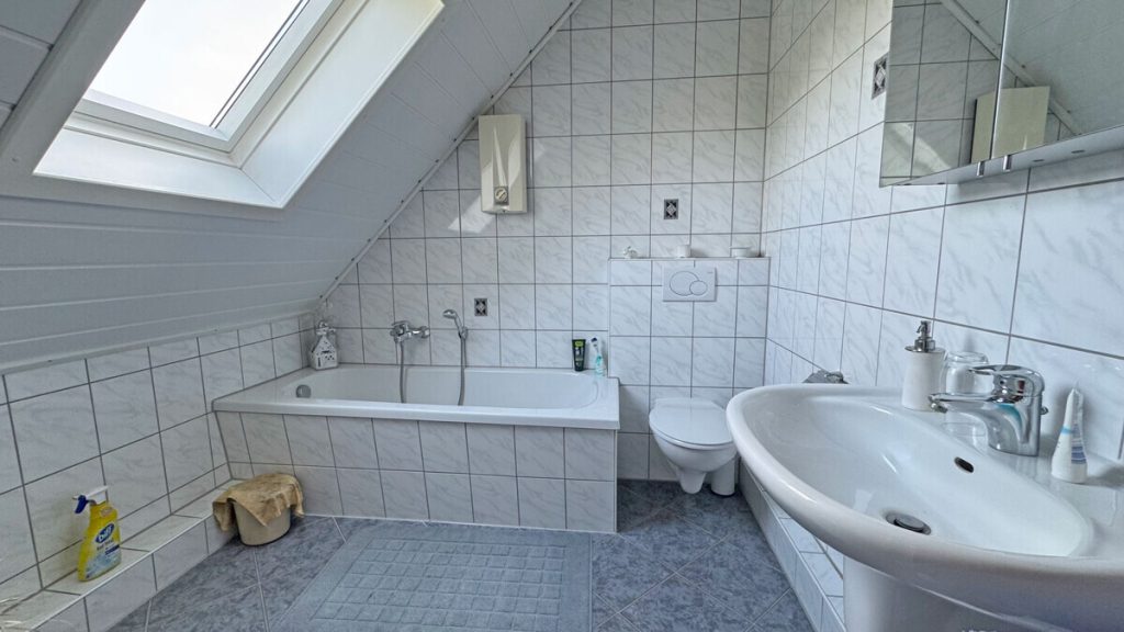 Volksbank Immobilien Niederrhein GmbH - Immobilienangebot - Voerde - Alle - Gepflegtes Einfamilienhaus mit großem Grundstück und möglicher Neubauperspektive in Voerde-Stockum!