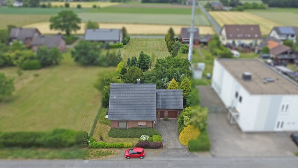 Volksbank Immobilien Niederrhein GmbH - Immobilienangebot - Voerde - Alle - Gepflegtes Einfamilienhaus mit großem Grundstück und möglicher Neubauperspektive in Voerde-Stockum!