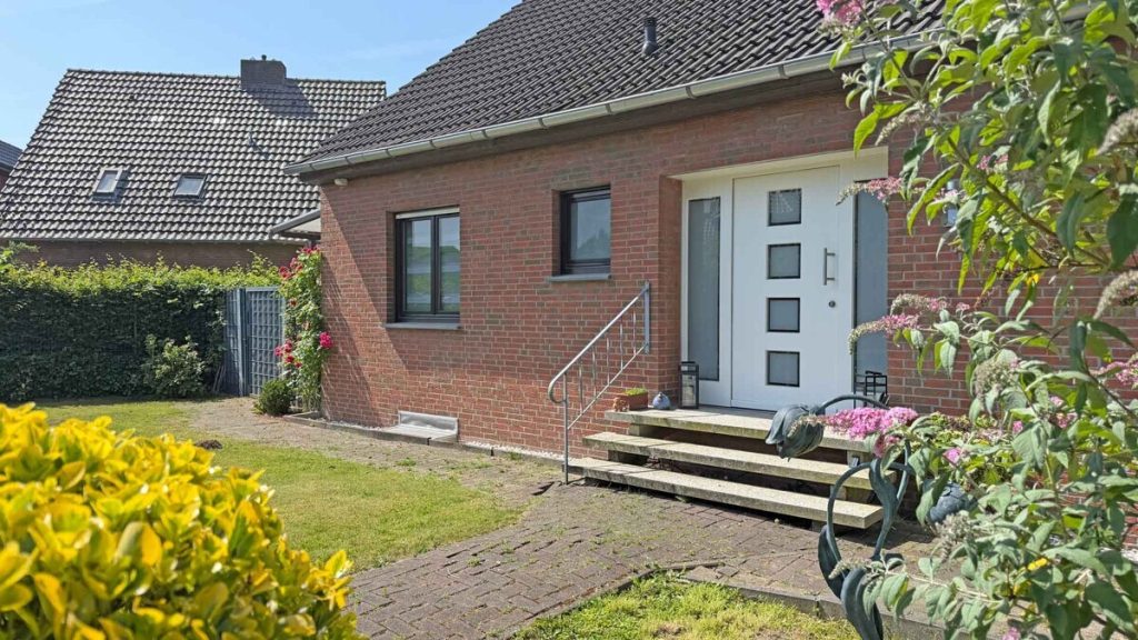Volksbank Immobilien Niederrhein GmbH - Immobilienangebot - Kevelaer - Alle - Freistehendes Einfamilienhaus mit großem Potential in Kevelaer-Kervenheim!