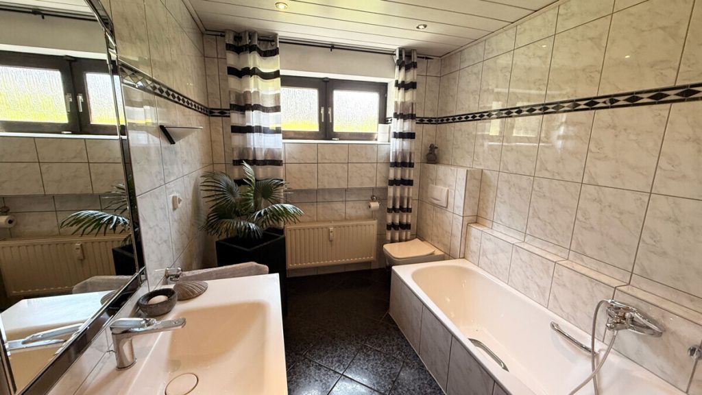 Volksbank Immobilien Niederrhein GmbH - Immobilienangebot - Dinslaken - Alle - Einfamilienhaus mit Einliegerwohnung in ruhiger Wohnlage von Dinslaken-Eppinghoven!