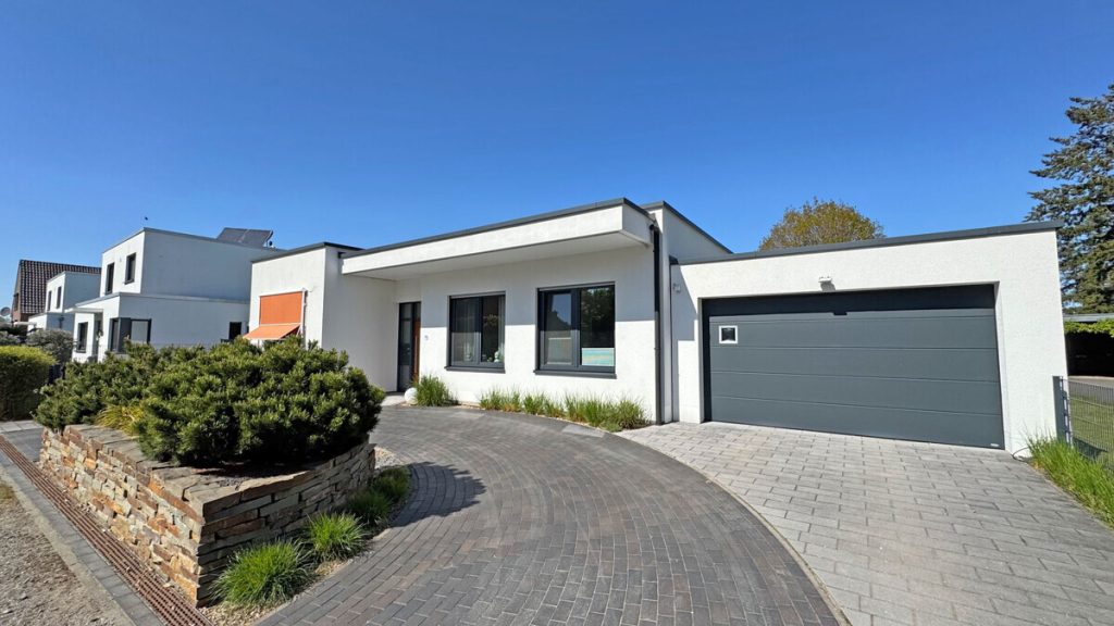 Volksbank Immobilien Niederrhein GmbH - Immobilienangebot - Wesel - Alle - Architektur trifft Lebensgefühl – Exklusiver Designer-Bungalow mit Pool in Bestlage von Lackhausen