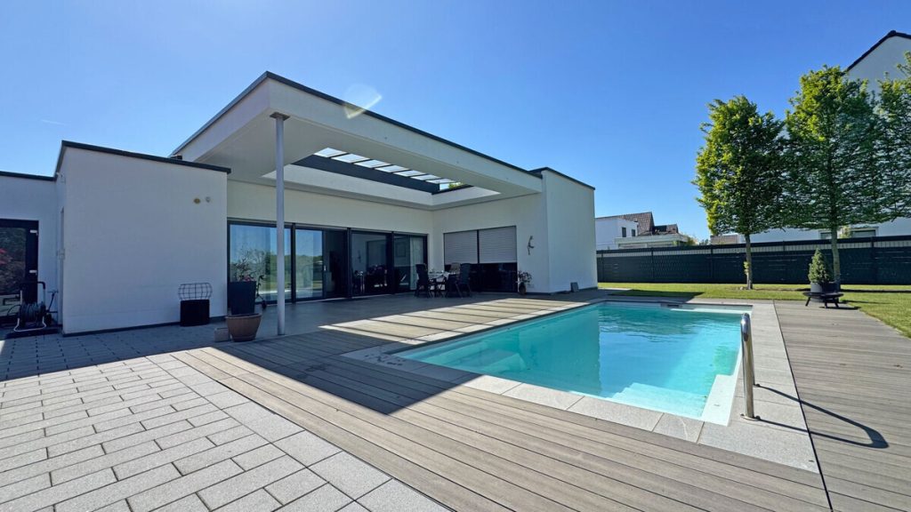 Volksbank Immobilien Niederrhein GmbH - Immobilienangebot - Wesel - Alle - Architektur trifft Lebensgefühl – Exklusiver Designer-Bungalow mit Pool in Bestlage von Lackhausen