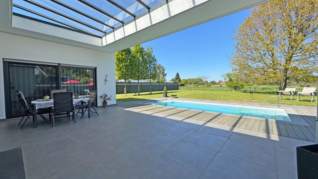 Volksbank Immobilien Niederrhein GmbH - Immobilienangebot - Wesel - Alle - Architektur trifft Lebensgefühl – Exklusiver Designer-Bungalow mit Pool in Bestlage von Lackhausen