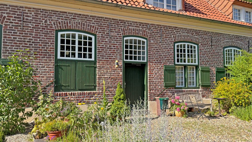 Volksbank Immobilien Niederrhein GmbH - Immobilienangebot - Wesel - Alle - Historisches Reihenmittelhaus von 1772 – denkmalgeschütztes Wohnen mit modernem Komfort in Wesel-Diersfordt