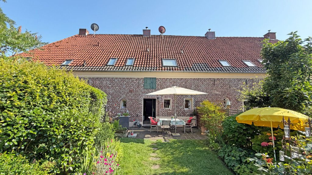 Volksbank Immobilien Niederrhein GmbH - Immobilienangebot - Wesel - Alle - Historisches Reihenmittelhaus von 1772 – denkmalgeschütztes Wohnen mit modernem Komfort in Wesel-Diersfordt