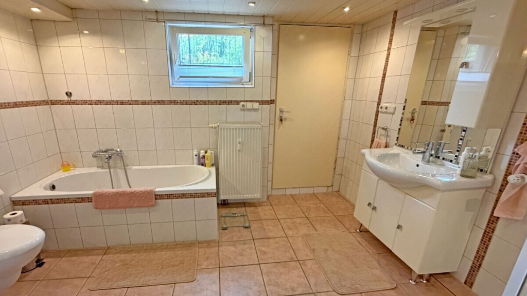 Volksbank Immobilien Niederrhein GmbH - Immobilienangebot - Hamminkeln - Alle - Raumwunder in ruhiger Lage von Mehrhoog mit weitläufigem Südwestgarten und vielseitigem Potenzial
