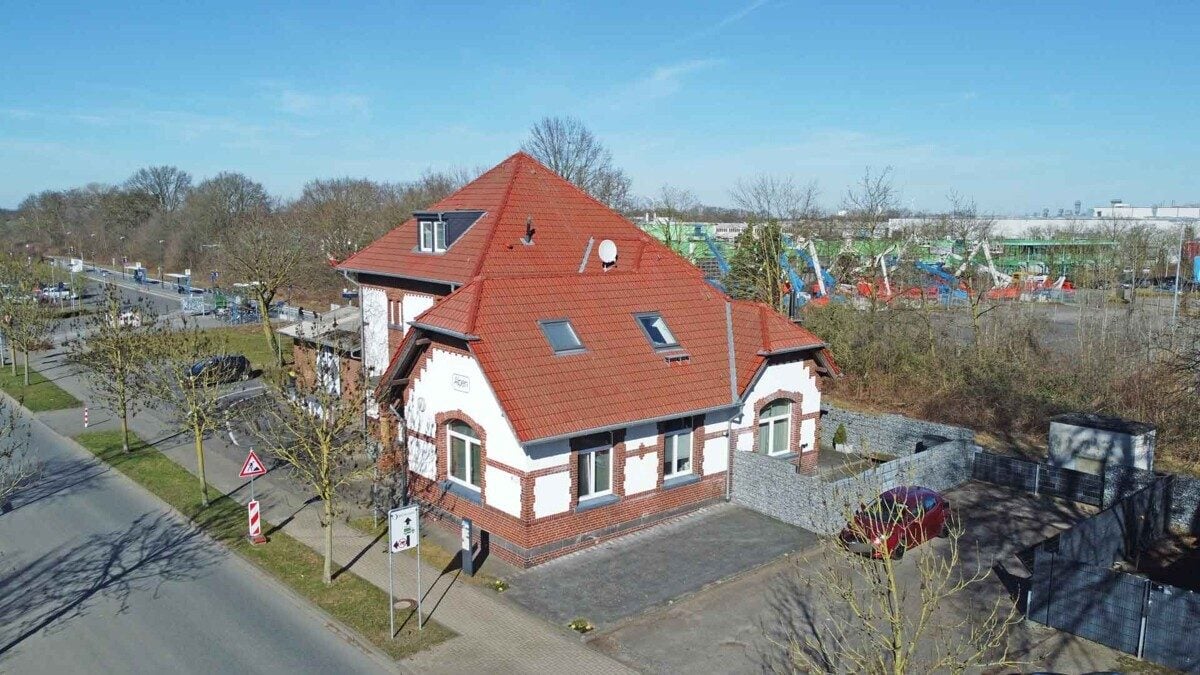 Volksbank Immobilien Niederrhein GmbH - Immobilienangebot - Alpen - Alle - Historischer Bahnhof als Kapitalanlage: Gepflegtes Denkmal mit Baugrundstück in Alpen!