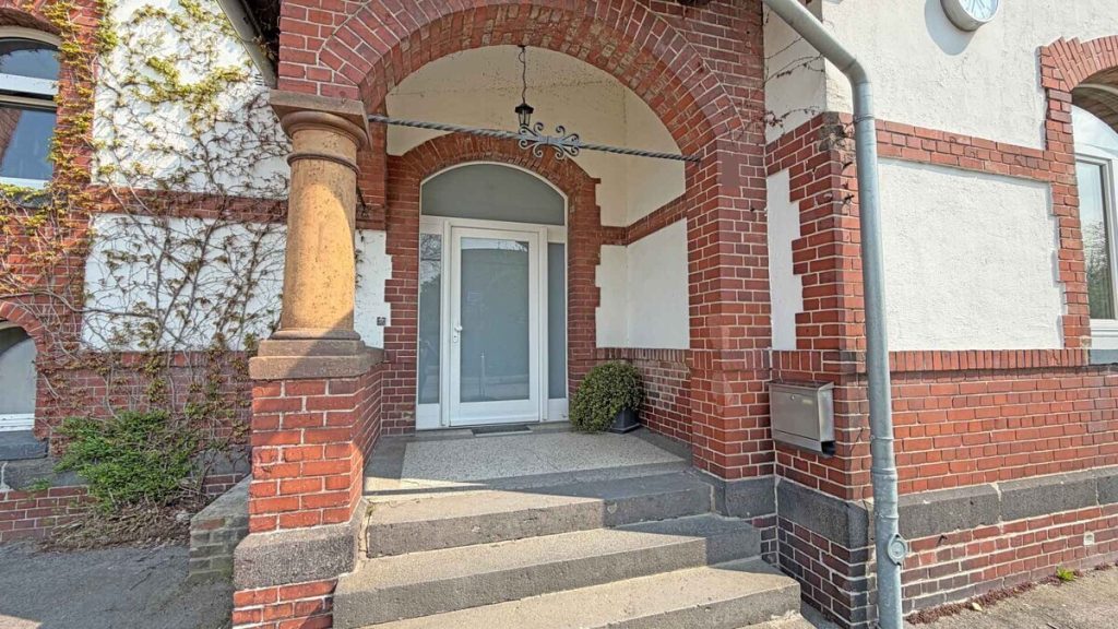 Volksbank Immobilien Niederrhein GmbH - Immobilienangebot - Alpen - Alle - Historischer Bahnhof als Kapitalanlage: Gepflegtes Denkmal mit Baugrundstück in Alpen!