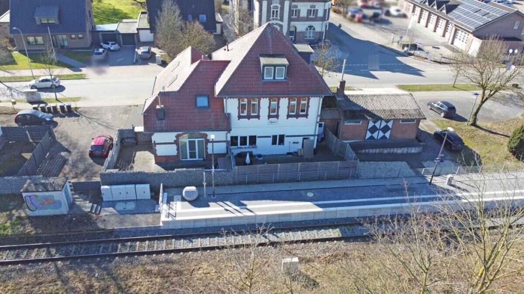 Volksbank Immobilien Niederrhein GmbH - Immobilienangebot - Alpen - Alle - Historischer Bahnhof als Kapitalanlage: Gepflegtes Denkmal mit Baugrundstück in Alpen!