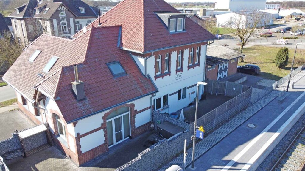 Volksbank Immobilien Niederrhein GmbH - Immobilienangebot - Alpen - Alle - Historischer Bahnhof als Kapitalanlage: Gepflegtes Denkmal mit Baugrundstück in Alpen!