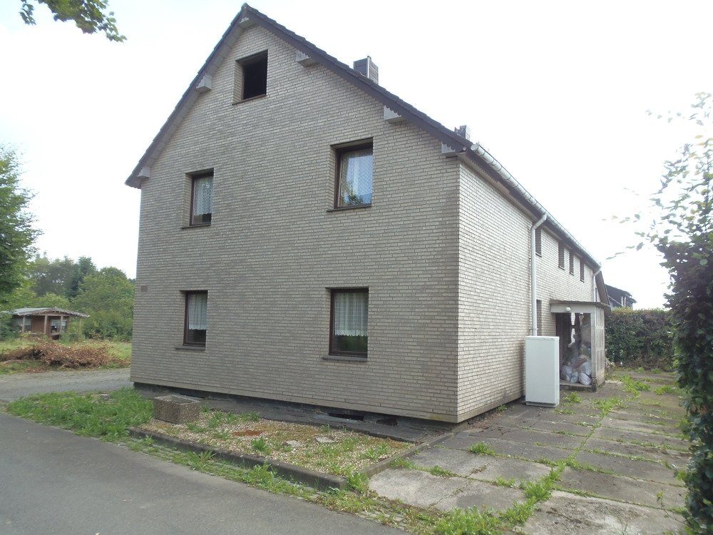 Immobilienangebot - Simmerath - Wohnen - Großzügiges Einfamilienhaus mit Nebengebäuden und kleiner Weidelandfläche