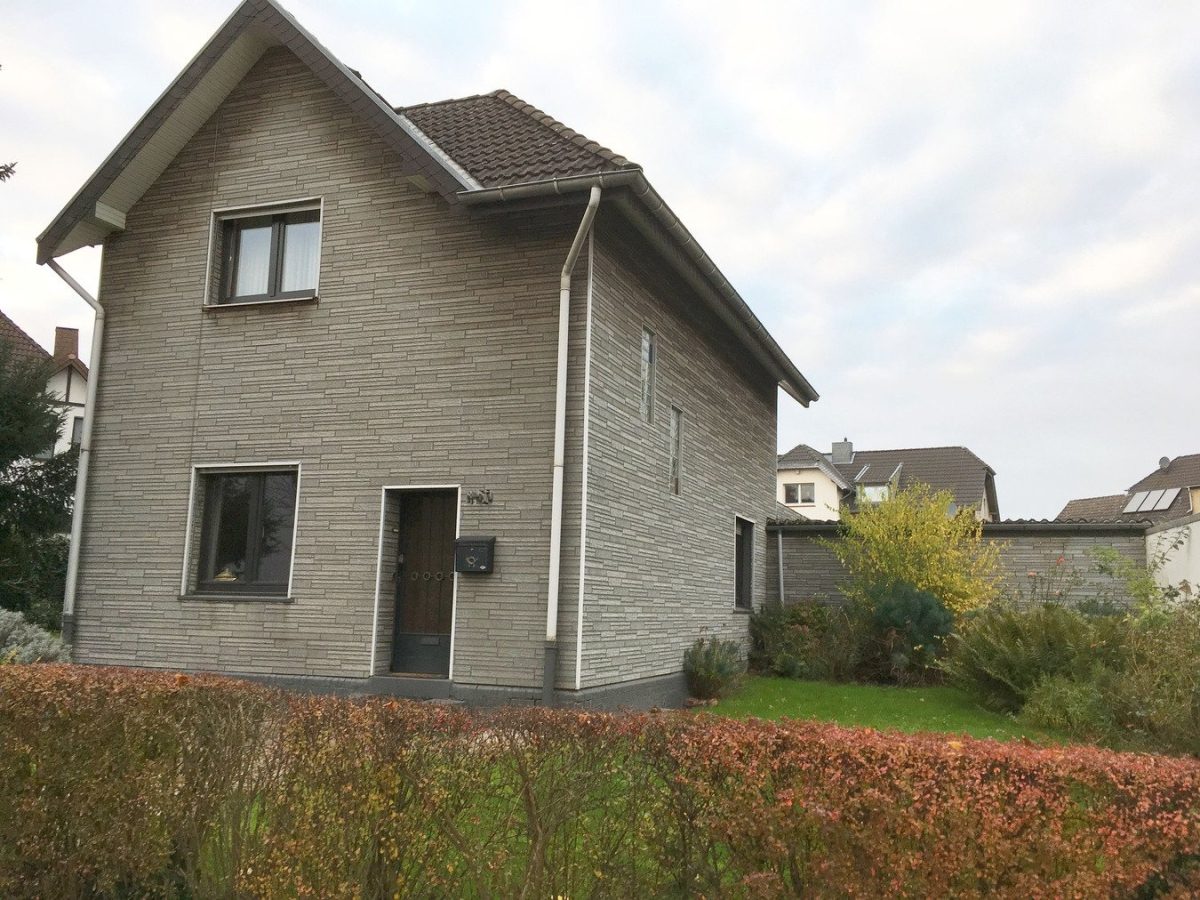 Immobilienangebot - Herzogenrath / Merkstein - Wohnen - Kleines, freistehendes Einfamilienhaus mit zwei Garagen