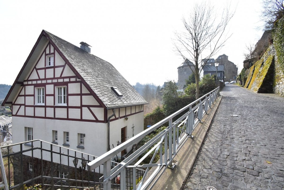 Immobilienangebot - Monschau - Wohnen - Freistehendes Einfamilienhaus mit traumhaftem Blick auf die Monschauer Altstadt