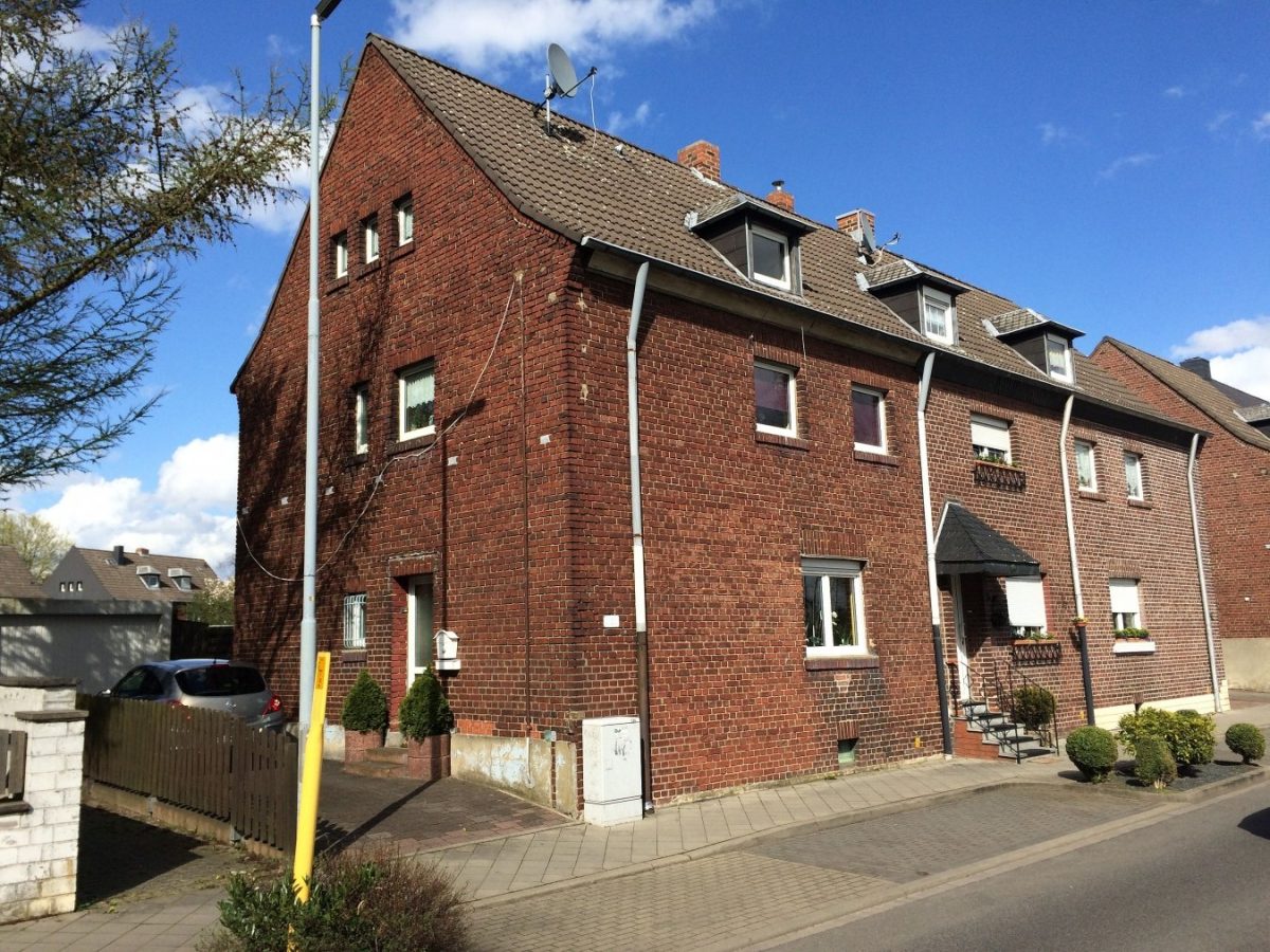 Immobilienangebot - Alsdorf-Zentrum - Wohnen - Halb freistehendes Haus mit Ausbaupotential in Alsdorf, Nähe Zentrum