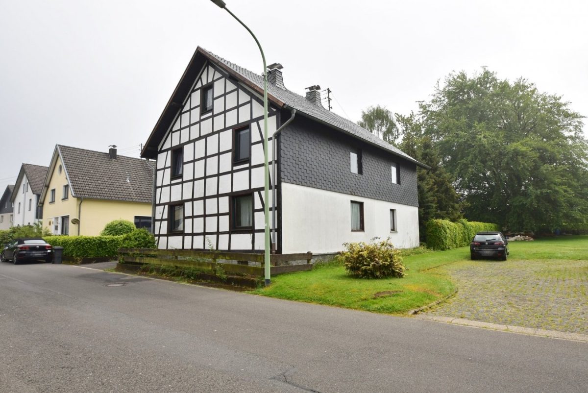 Immobilienangebot - Simmerath-Strauch - Wohnen - Teilweise modernisiertes 2-Familienhaus mit schönem Garten