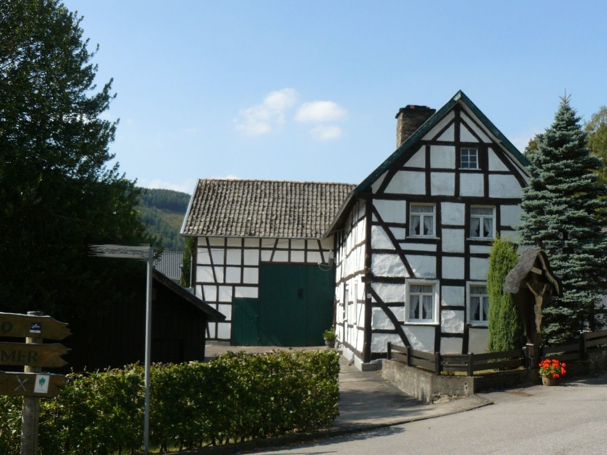 Immobilienangebot - Simmerath-Hammer - Wohnen - Denkmalgeschütztes Eifelhaus mit großer Scheune und Nebengebäuden