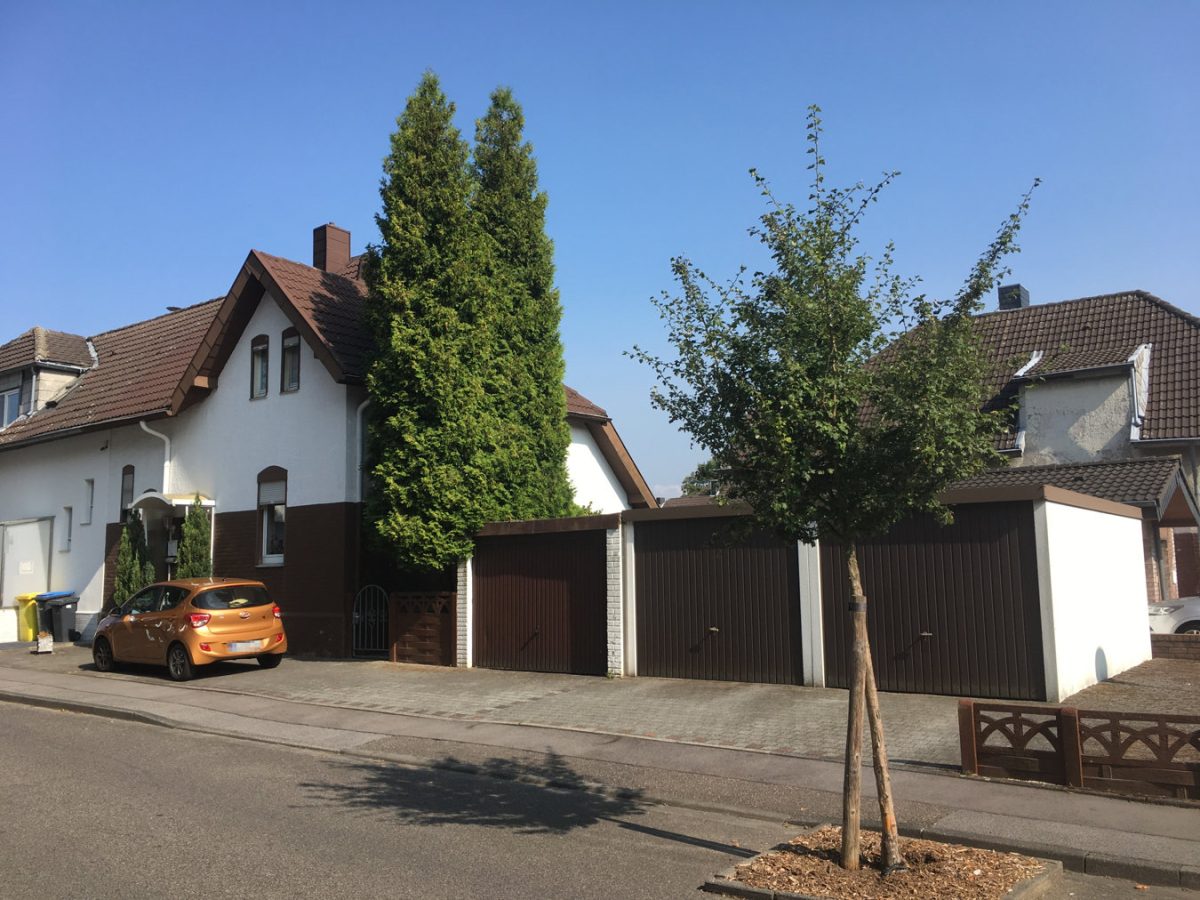 Immobilienangebot - Alsdorf - Wohnen - Kleines Einfamilienhaus mit 3 Garagen als Alternative zur Eigentumswohnung.