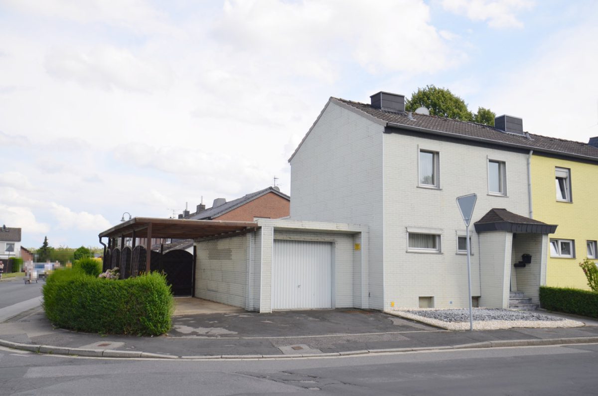 Immobilienangebot - Alsdorf - Wohnen - Einfamilienhaus mit Garage und Carport in beliebter Lage in Alsdorf, Nähe Zentrum