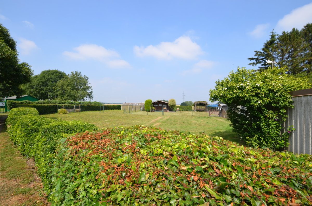 Immobilienangebot - Herzogenrath - Grundstücke - Gartengrundstück mit Gartenhaus und 3 Garagen