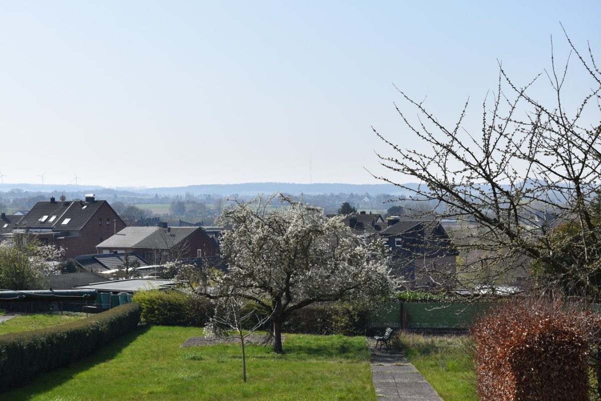 Immobilienangebot - Eschweiler - Wohnen - Sanierungsbedürftige Doppelhaushälfte mit Traumgrundstück in Hücheln