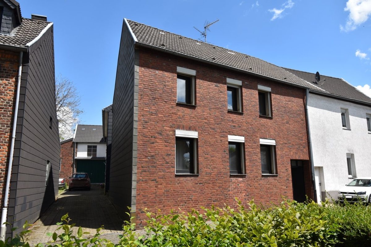 Immobilienangebot - Linnich - Wohnen - Geräumiges Einfamilienhaus mit tollem Gartengrundstück in Körrenzig