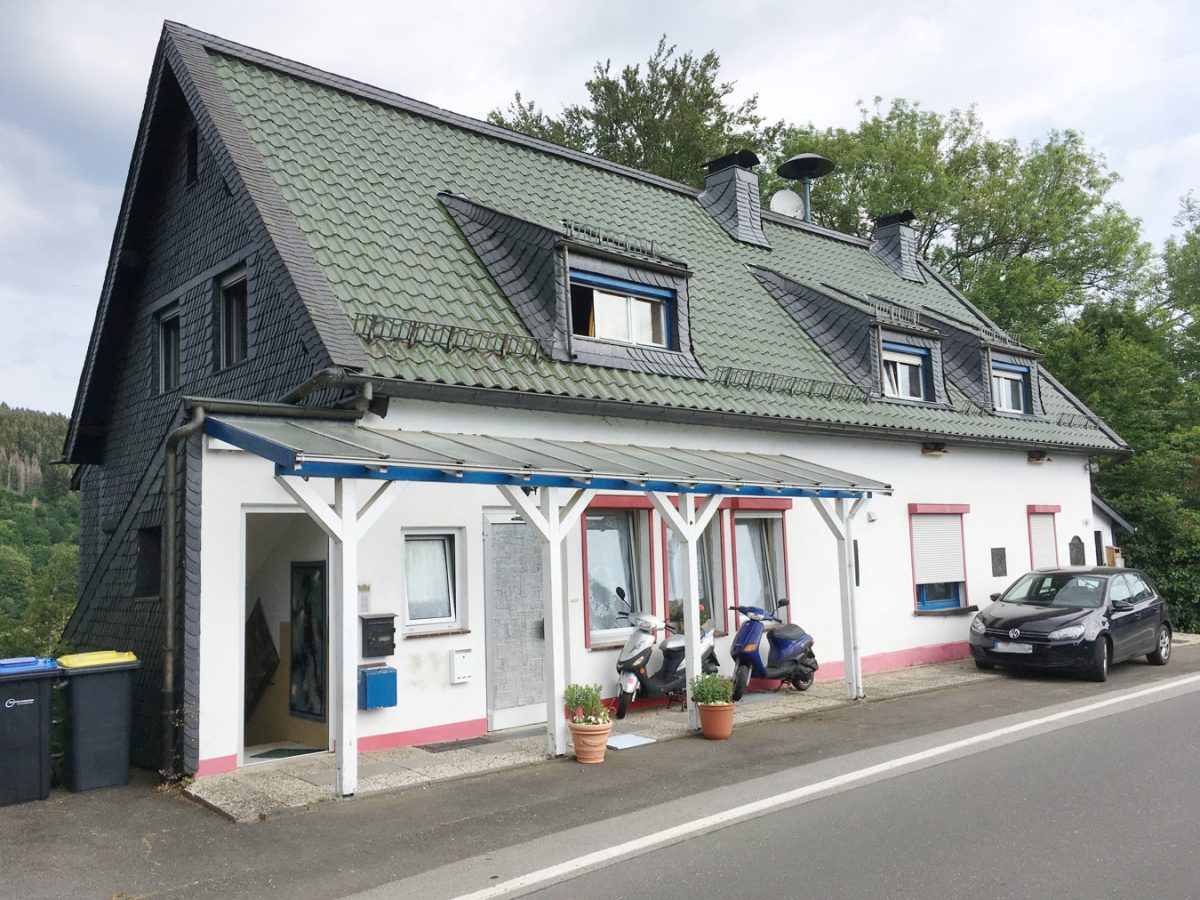 Immobilienangebot - Simmerath - Renditehäuser - Modernisierungsbedürftiges Mehrfamilienhaus mit großem Hanggrundstück