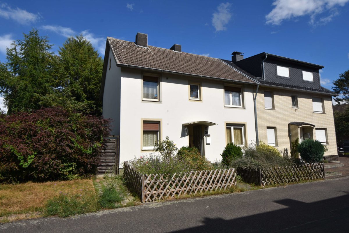 Immobilienangebot - Baesweiler - Wohnen - Renovierungsbedürftiges Einfamilienhaus mit Garage