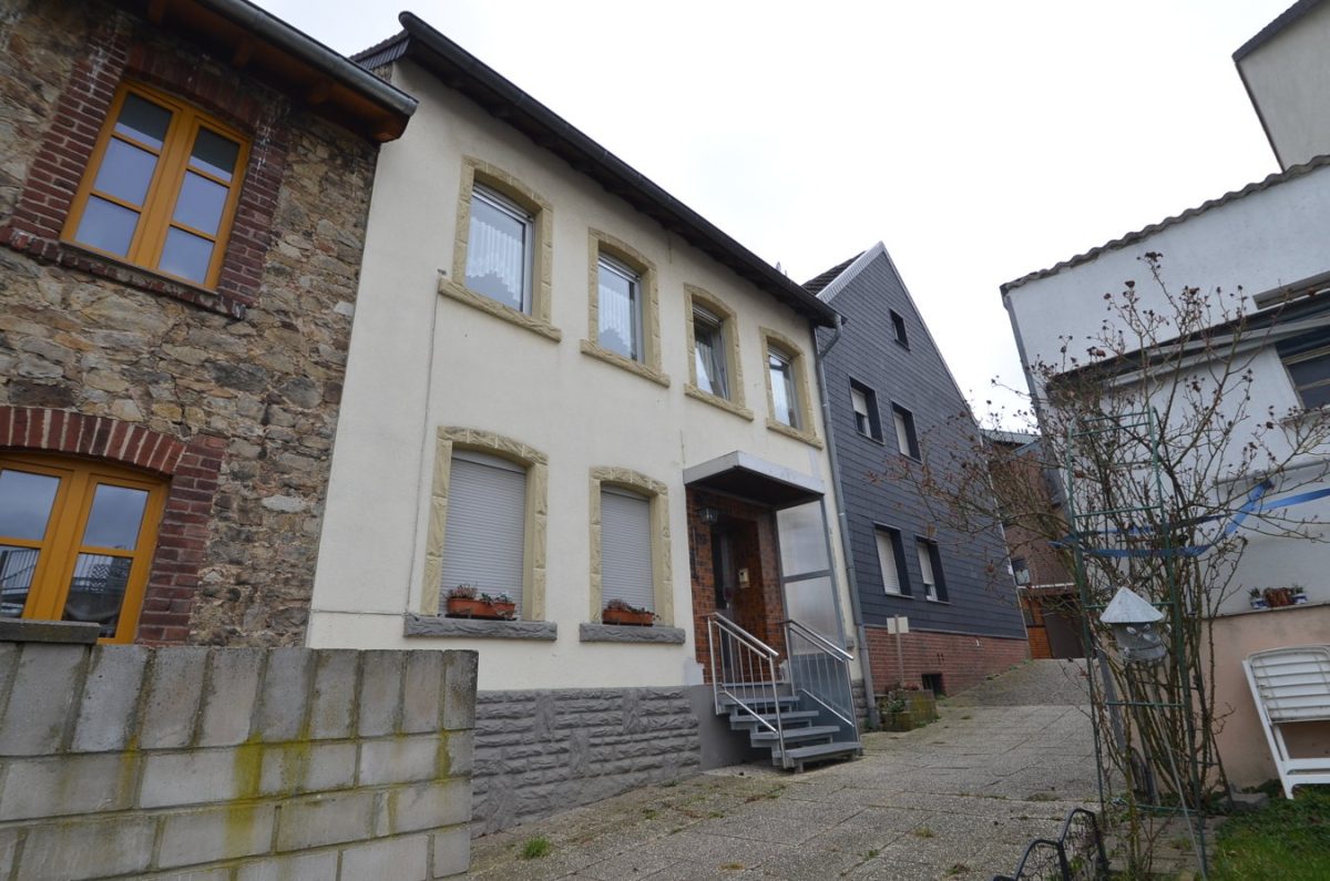 Immobilienangebot - Stolberg - Wohnen - Vermietetes Einfamilienhaus in 2. Reihe mit Garage und etwa 120 m entferntem Gartengrundstück