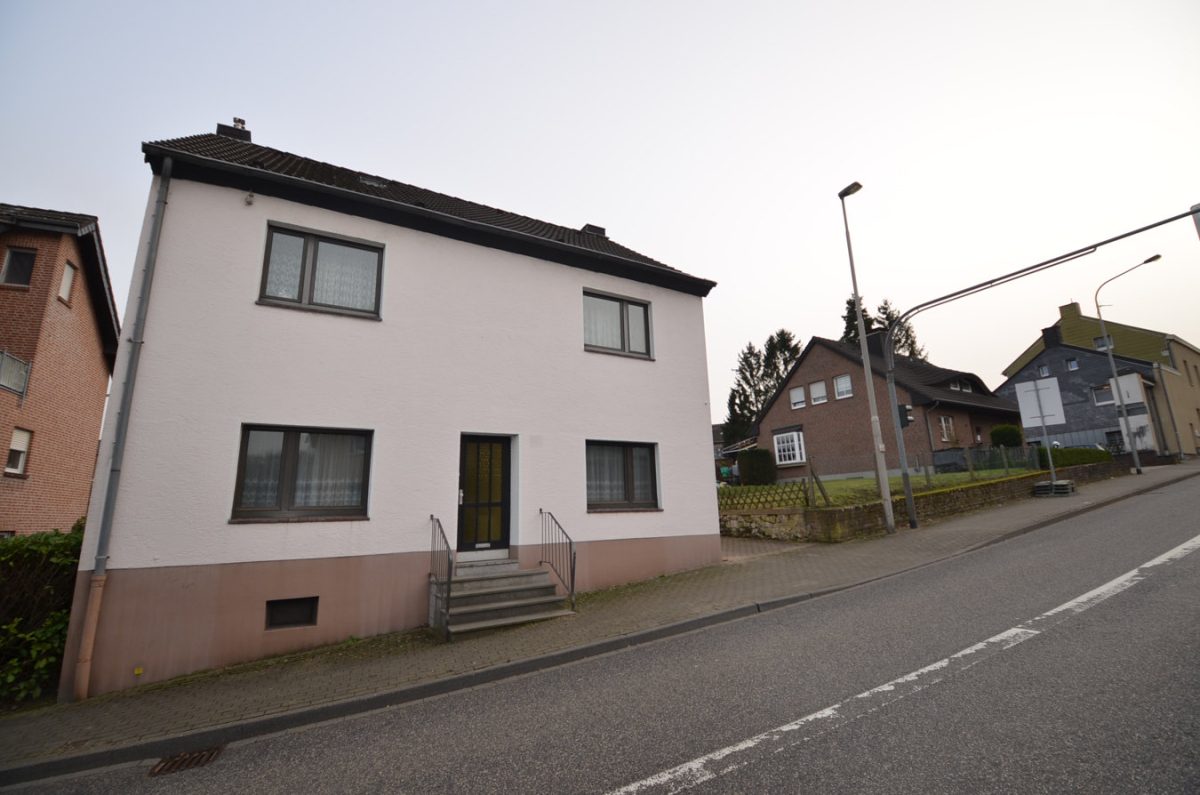 Immobilienangebot - Herzogenrath - Wohnen - Renovierungsbedürftiges Einfamilienhaus mit Bauparzelle