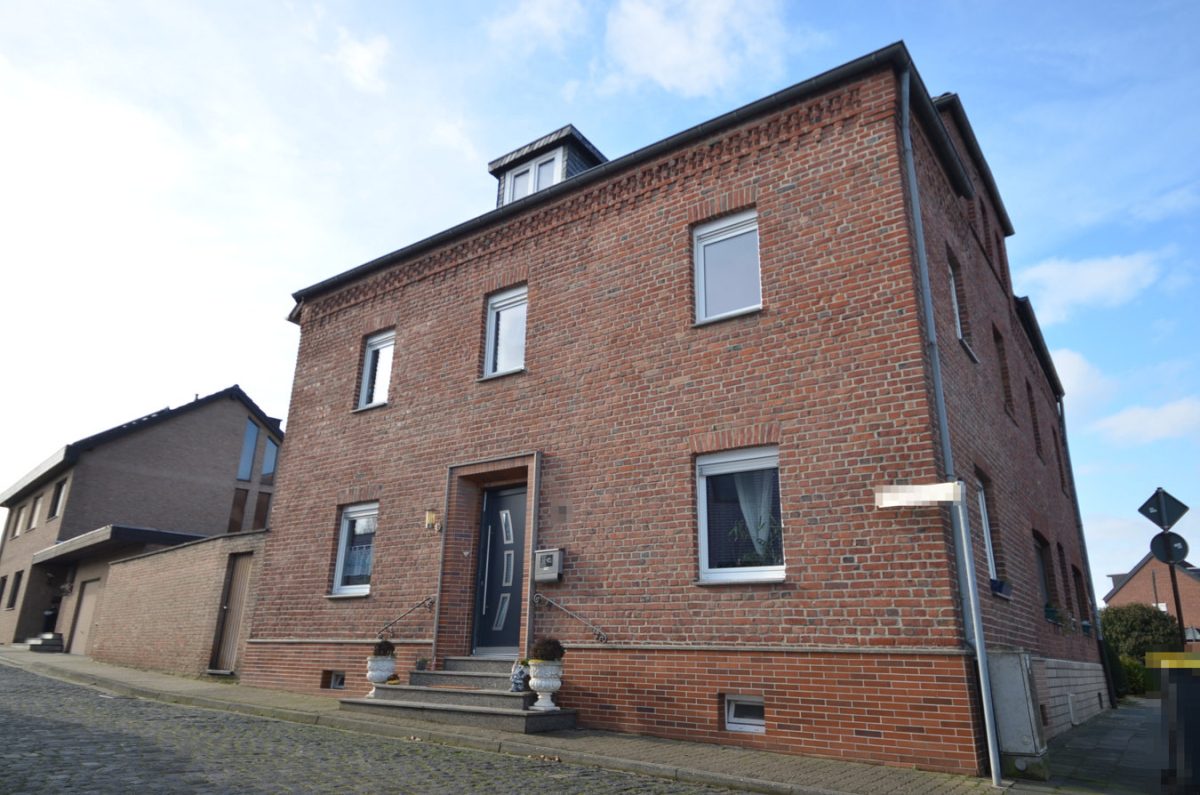 Immobilienangebot - Aldenhoven - Wohnen - Einfamilienhaus mit schönem Innenhof und Garage